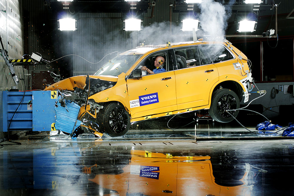 150040 The all new Volvo XC90 front offset crash test